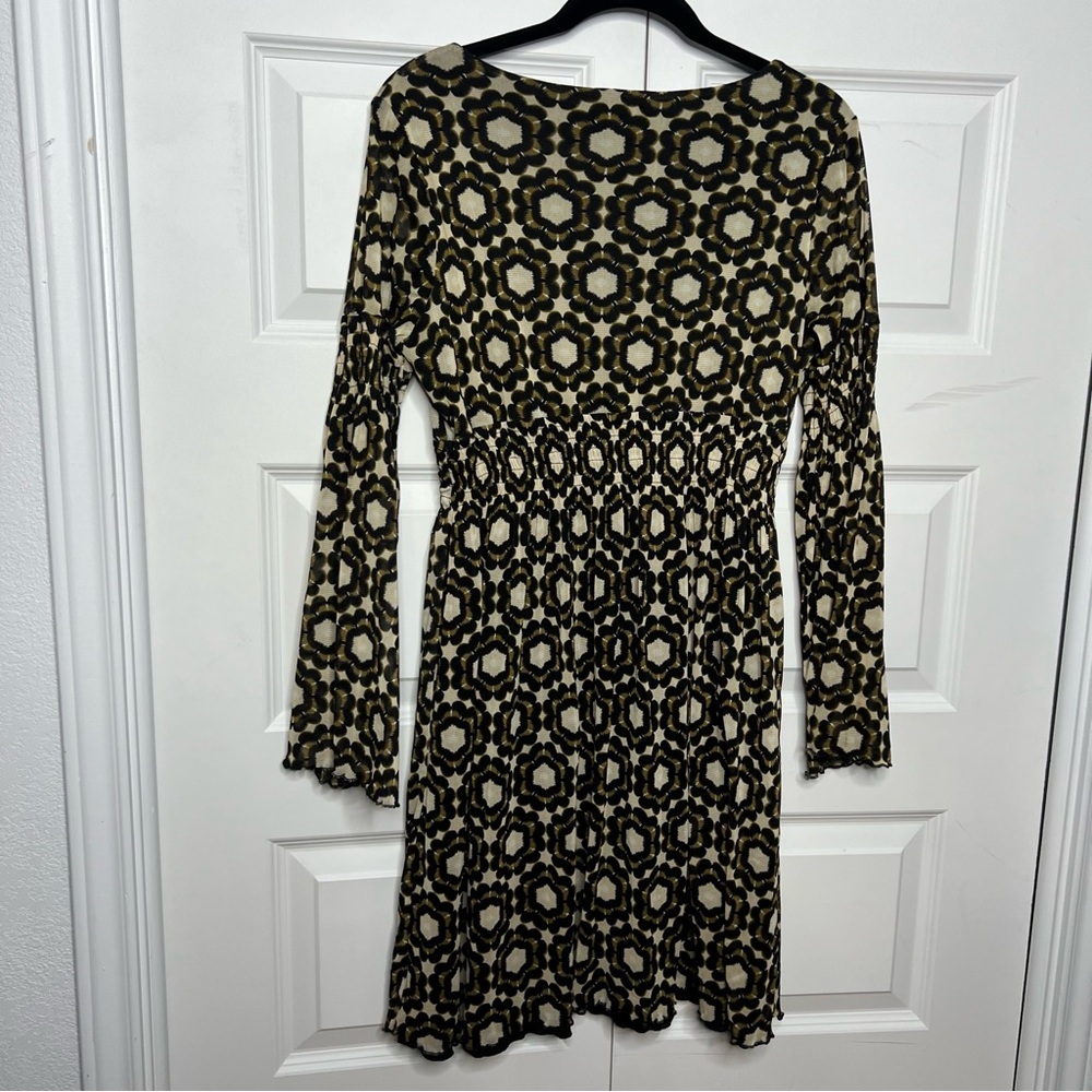 BCBGMAXAZRIA Floral Print Dress – Size Medium – Long Sleeve V-Neck - Picture 5 of 6